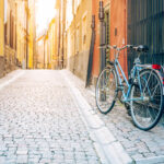 Pyörä kiinnitettynä porttiin vanhankaupungin kadulla.