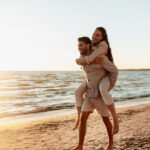 Pariskunta Piritan rannalla kesällä