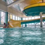 keltainen vesiliukumäki kylpyläosastolla