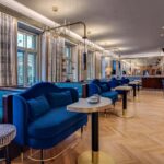 Hotellin yleisiä tiloja ja baari