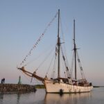 Kahvelikuunari Hoppet saapuu satamaan