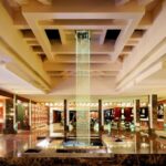 Hotellin vastaanotossa on upea väriä vaihtava vesitaideteos