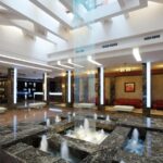 Hotellin vastaanotossa on upea väriä vaihtava vesitaideteos