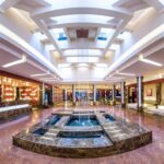 Hotellin vastaanotossa on upea väriä vaihtava vesitaideteos