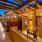 10GR Hotel & Wine Bar patiot/terassit iltavalaistuksessa