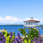 Haapsalun rantapromenadilta otettu kuva meren äärellä olevasta huvimajasta. Etualalla kukkasia