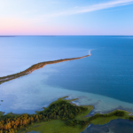 Hiidenmaan rantaa auringonlaskussa, ilmakuvassa