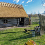 Vanha, puinen perinnerakennus, jossa olkikatto.