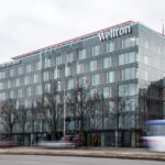 Wellton Riverside SPA hotellin julkisivu syksyllä