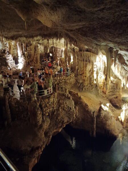 Upea Drachin tippukiviluola