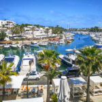 Venesatamaa kuvattuna kirkkaana päivänä.