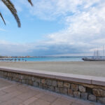 Tyhjä ranta kuvattuna kävelykadulta.