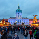 Charlottenburgin palatsin etualalla aukiolla ihmispaljous joulumarkkinoilla iltahämyssä