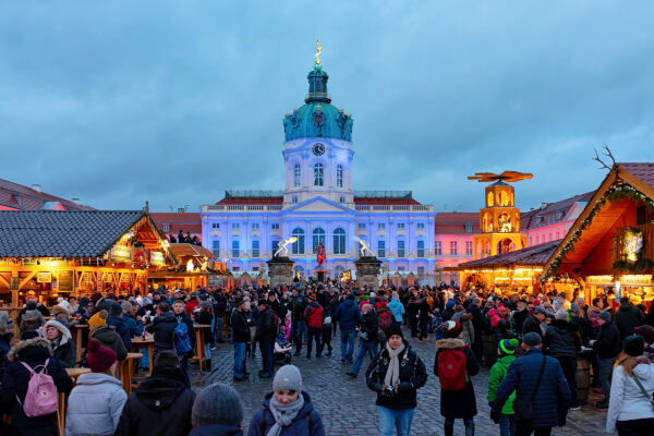 Charlottenburgin palatsin etualalla aukiolla ihmispaljous joulumarkkinoilla iltahämyssä