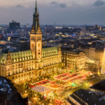 Ilmakuva Rathausplatzin joulumarkkinoista iltavalaistuksessa