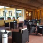 Hotel Villa Igean baarin yhteydessä sijaitseva oleskelutila