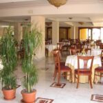 Hotel Villa Igean ravintolan pyöretä ruokapöydät odottavat katettuina