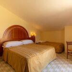 Kolmen hengen huone Hotel Villa Igeassa, yksi parivuode ja yksi yhden hengen vuode