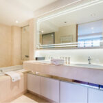 Hotel Helioksen Club Comfort -huoneluokan valoisa kylpyhuone ammeineen