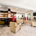 Hotel Helioksen oleskelutila aulassa, vaaleita sohvaryhmiä