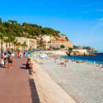 Vilkas Promenade des Anglais-katu Nizzassa kulkee Välimeren rantaa myötäillen, toisella reunalla palmupuita, kauppoja, hotelleja, kahviloita