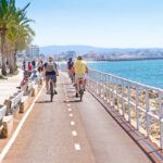 Pyöräilyä Palman kauniilla rantatiellä kirkkaana päivänä.