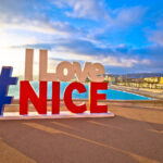 I love Nizza-kyltti Nizzan kuuluisalla Promenade des Anglais-kävelykadulla Cote d'Azurin rannalla auringon laskiessa