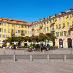 Koristeellisia vanhoja keltaisia rakennuksia Nizzan Garialdin aukion ympärillä