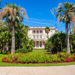 Nizzan Massena -museo sijaitsee palmupuiden ja kauniiden kukkien keskellä