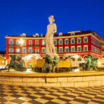 Apollo-patsas ja suihkulähde Nizzan Place Massena -aukiolla iltahämärässä
