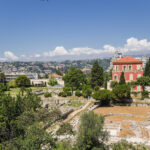 Cimiezin vanhan yläluokkaisten asuinalue on vehreyttä, vanhojen roomalaisten rakennusten raunioita ja punainen Mattise Museumin rakennus