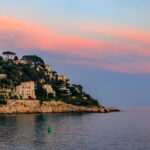 Nizzan Mont Boronin kaupunginosan ylelliset rakennukset puistoalueineen sijaitsevat Välimeren niemellä