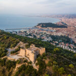 Fort du Mont Alban-linnoitus Välimeren rannalla sijaitsevalla kukkulalla, Nizzan kaupunki alhaalla