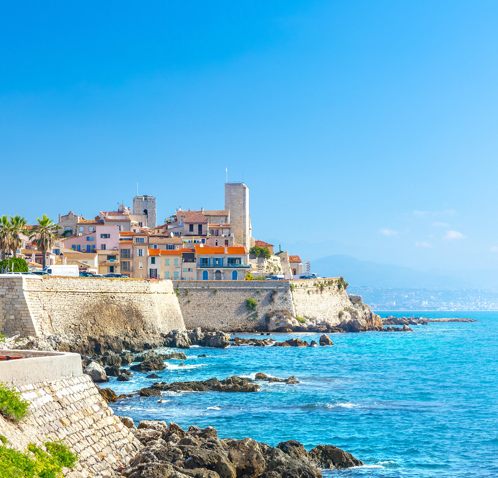 Antibesin rakennuksia muurien päällä sinisen Välimeren rannalla