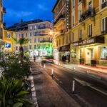 Hotel de Sueden sisäänkäynti iltavalaistuksessa