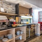 Aamiaistarjoilu Hotel de Sueden aamiaisravintolassa