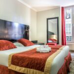 Hotel de Sueden, superior-luokan huone kahdella erillisellä vuoteella, isot ikkunat kadulle päin