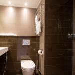 Terviksen Standard- ja Superior-huoneiden kylpyhuone