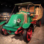 Vanha vihreä kammettava auto museossa.