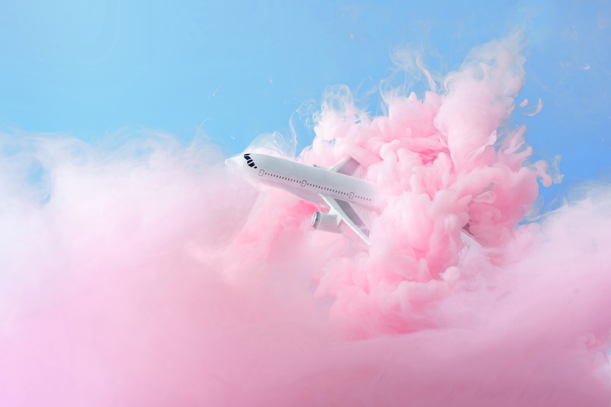 Lentokone pinkin pilven keskellä.