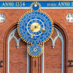 Astronominen kello Mustapäidentalon seinässä Riiassa