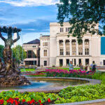 Oopperatalo ja etualalla puisto suihkulähteineen.