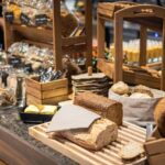 Aamiaisbuffetissa on laaja valikoima herkkuja