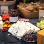 Aamiaisbuffetissa on laaja valikoima herkkuja