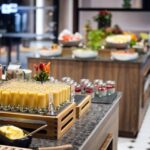 Aamiaisbuffetissa on laaja valikoima herkkuja