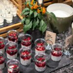 Aamiaisbuffetissa on laaja valikoima herkkuja