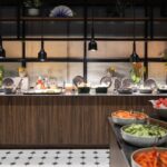 Aamiaisbuffetissa on laaja valikoima herkkuja