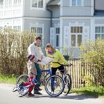 Perhe pyöräilemässä Jurmalassa