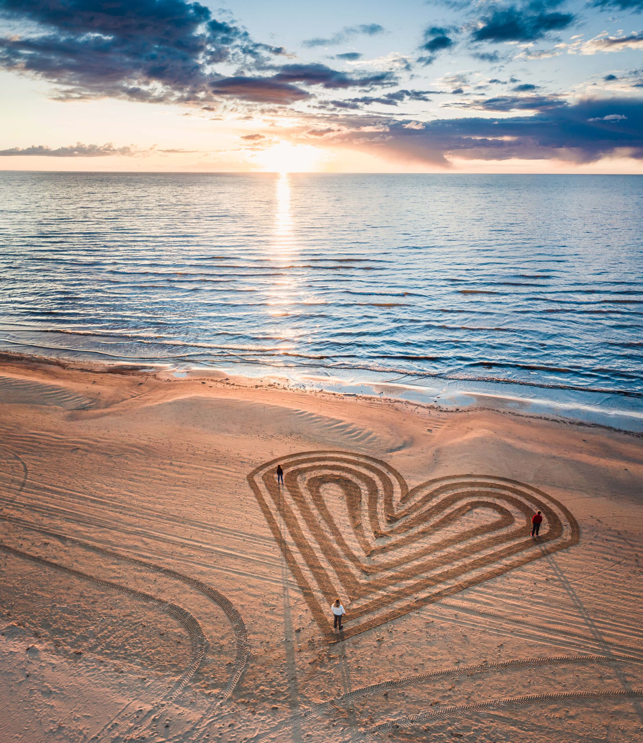 Sydän-piirretty-Jurmalan-hiekkarannalle