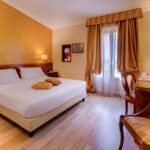 Kuvassa huone, jossa leveä sänky